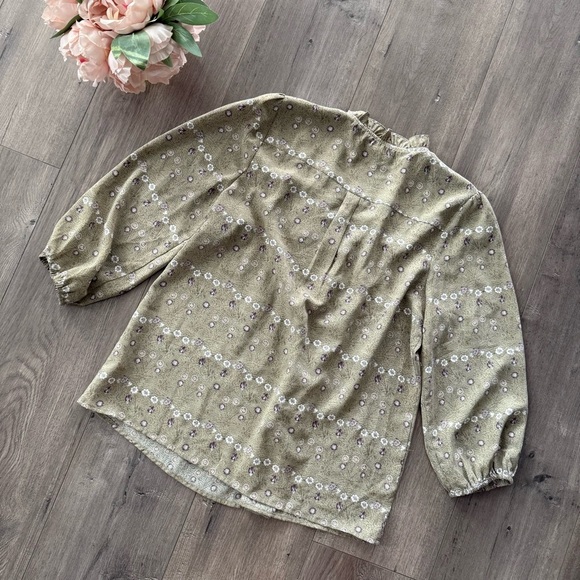 New Monday Fun Sage Green floral Button Up Blouse - Picture 4 of 7